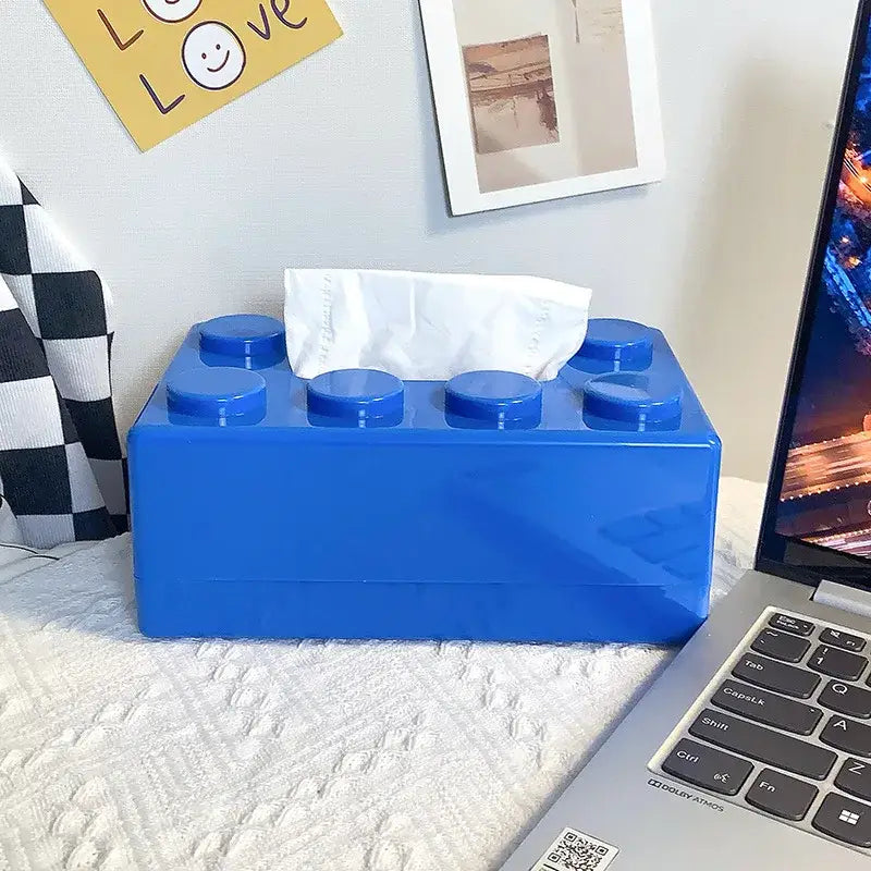 Boîte à mouchoirs lego en plastique bleu imitant une brique lego avec six picots sur le dessus