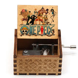 Boîte à musique one piece en bois avec illustration peinte à la main des straw hat pirates et logo iconique