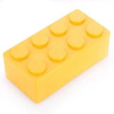 Brique lego jaune vif en plastique avec dix tenons circulaires sur une boîte de rangement décoration touche lego