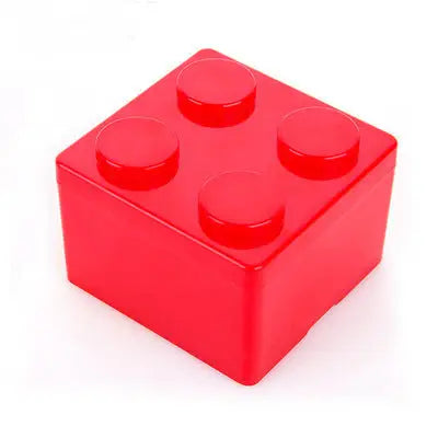 Brique lego rouge en plastique avec quatre plots circulaires sur une boîte de rangement lego acrylique décorative touche lego