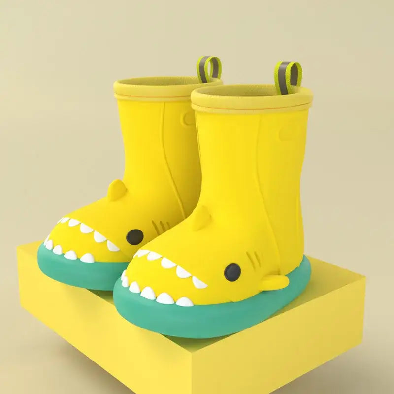 Adorables bottes pluie requin enfants jaunes avec semelles bleu-vert et détails de dents blanches en caoutchouc