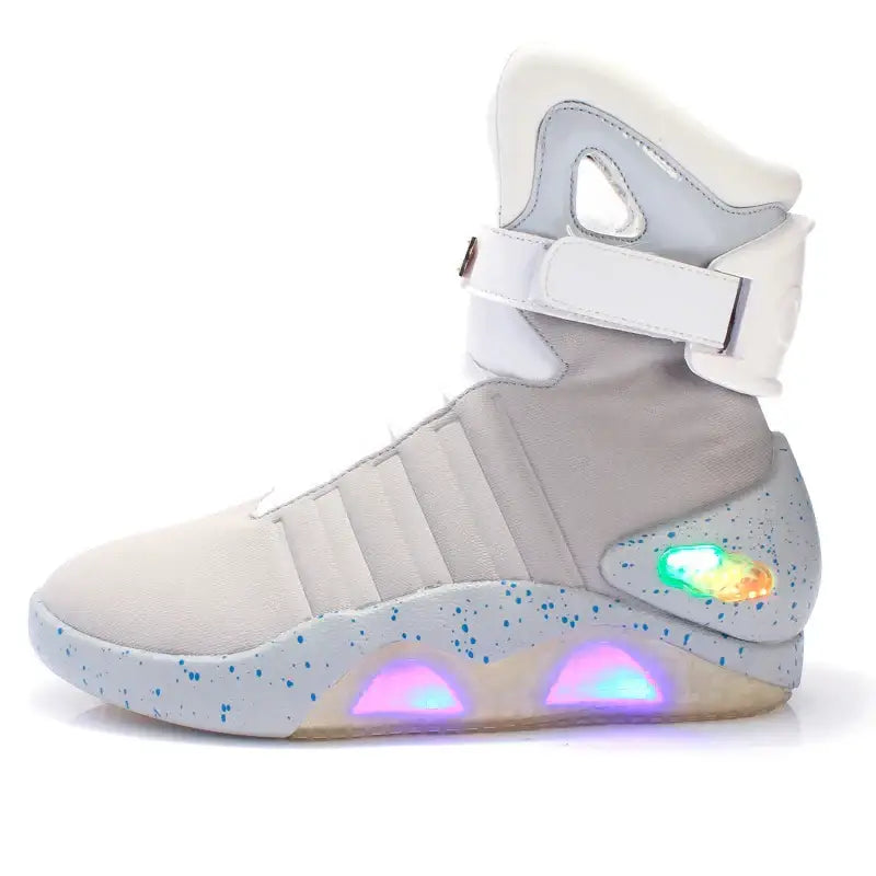 Bottes led retour blanche et grise avec lumières led intégrées et design moucheté l’accessoire incontournable de marty mcfly