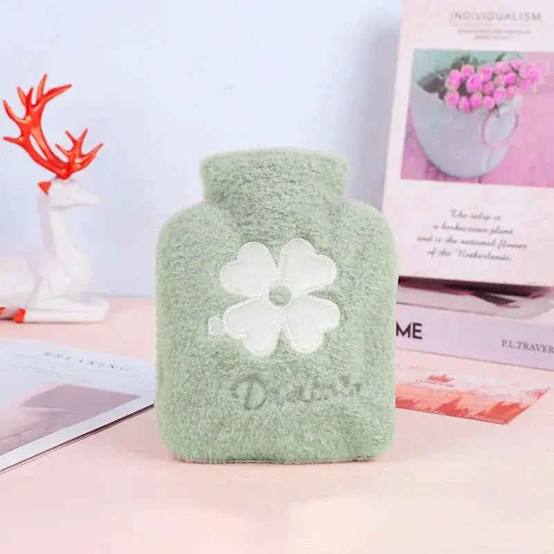 Bouillotte en peluche verte menthe douce avec motif fleur blanche brodée pour bouillotte peluche adulte