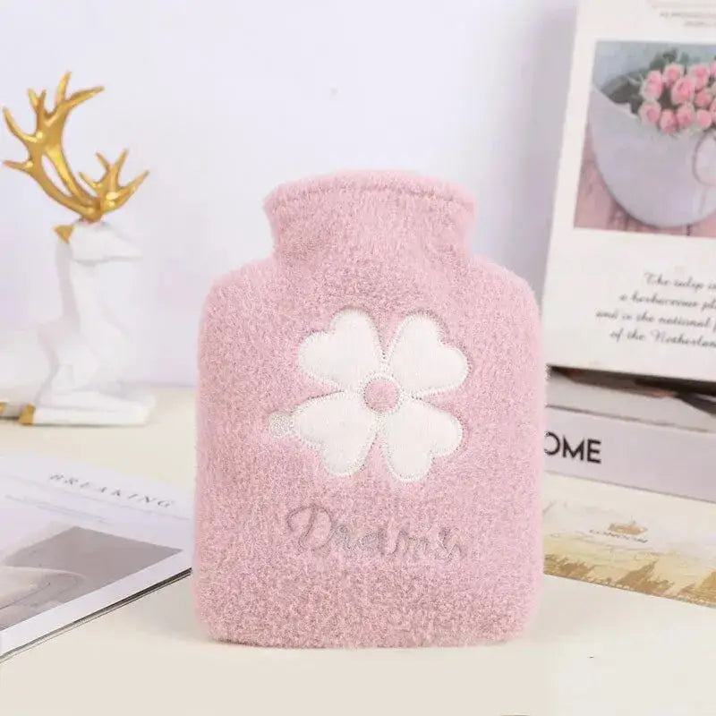 Bouillotte en peluche rose avec fleur blanche brodée et mot dream pour bouillotte peluche adulte confortable
