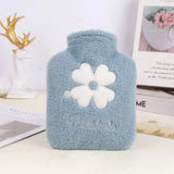 Bouillotte en peluche bleu doux avec fleur blanche brodée et inscription dream pour bouillotte peluche adulte