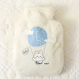 Bouillotte peluche blanche en forme de peluche lapin avec dessin enfantin dans un panier de cupcake flottant sur ballon bleu étoilé
