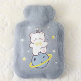Bouillotte peluche enfant bleu clair avec un ours cartoon sur une planète et étoiles en peluche douce
