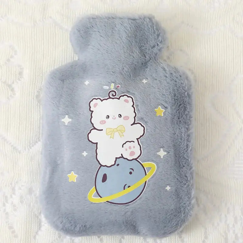 Bouillotte peluche enfant bleu clair avec un ours cartoon sur une planète et étoiles en peluche douce