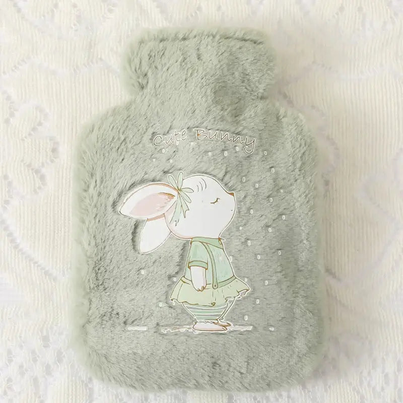 Bouillotte peluche enfant gris doux avec peluche lapin brodé et texte cute bunny pour réconfort thermique