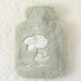 Bouillotte peluche enfant gris doux avec peluche lapin brodé et texte cute bunny pour réconfort thermique