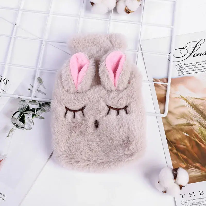 Bouillotte peluche lapin grise et douce avec oreilles roses et yeux brodés, idéale comme bouillotte peluche eau chaude