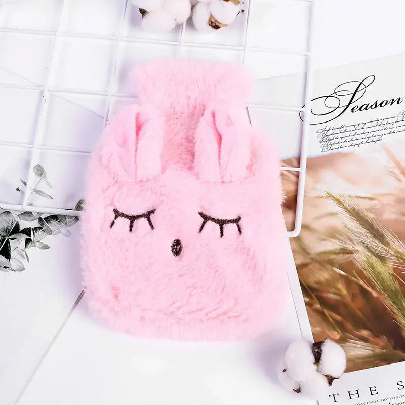 Bouillotte peluche lapin rose en tissu doux avec yeux brodés fermés et nez pour bouillotte peluche eau chaude