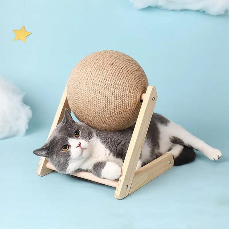 Boule à gratter beige en texture montée sur un support en bois clair pour chat protection facilement gratter