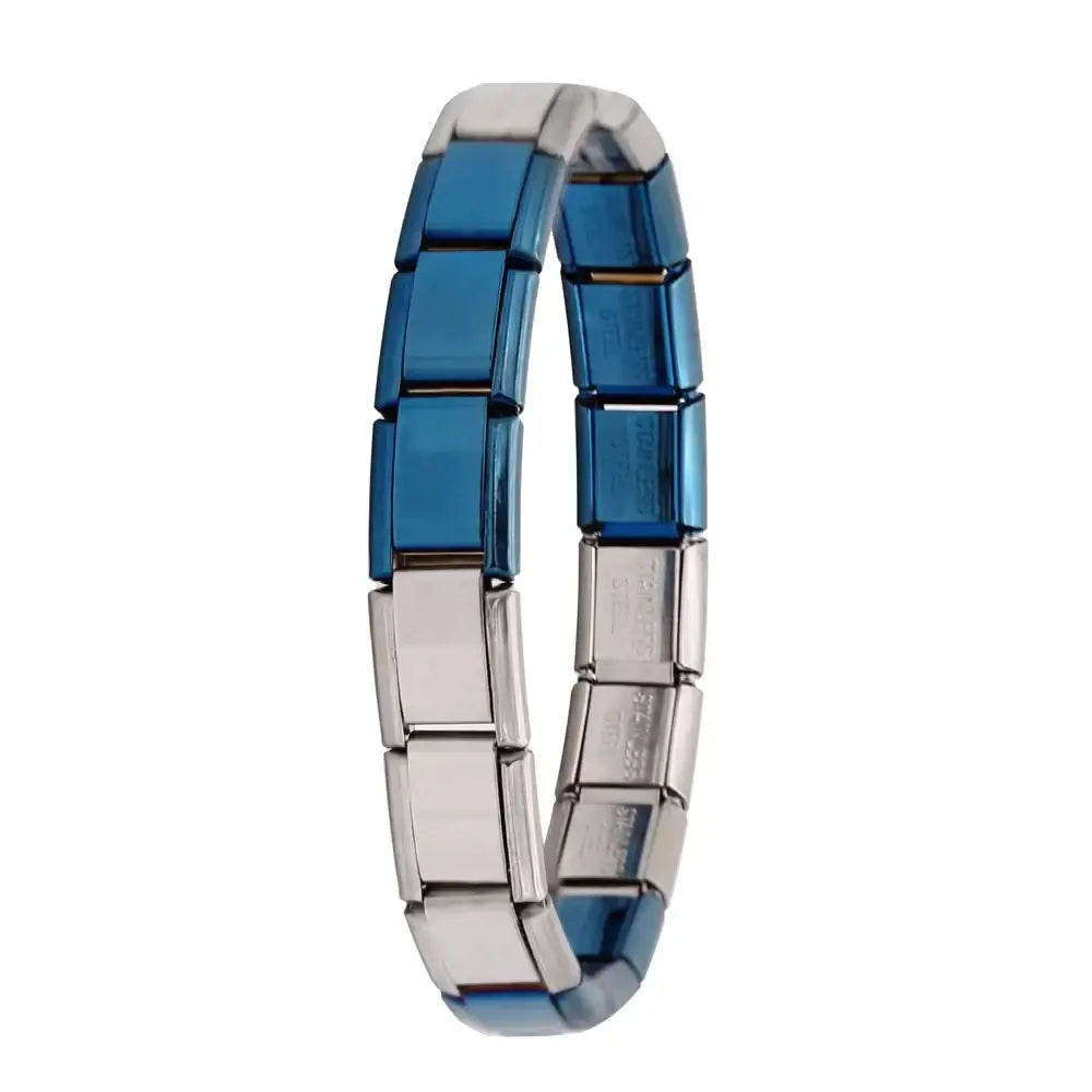 Bracelet à breloques en acier inoxydable incarne l’alliance parfaite de bleu et argent partir d’un matériau résistant