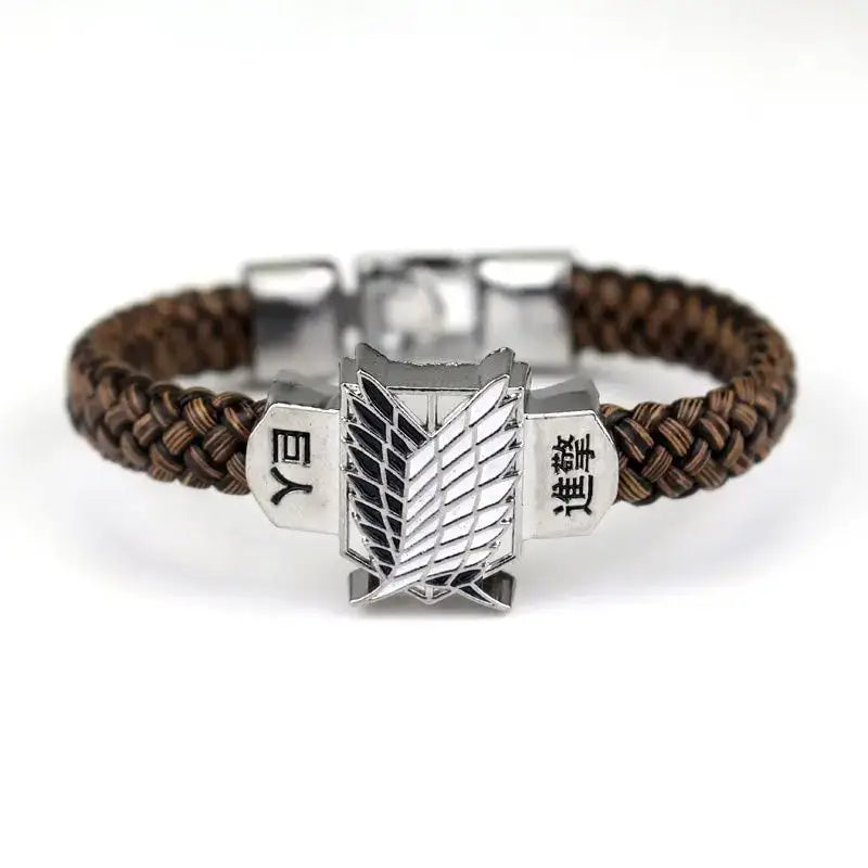 Bracelet anime l’attaque en cuir tressé argent avec emblème ailé et caractères japonais, matériaux durables