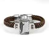 Bracelet anime l’attaque en cuir tressé argent avec emblème ailé et caractères japonais, matériaux durables