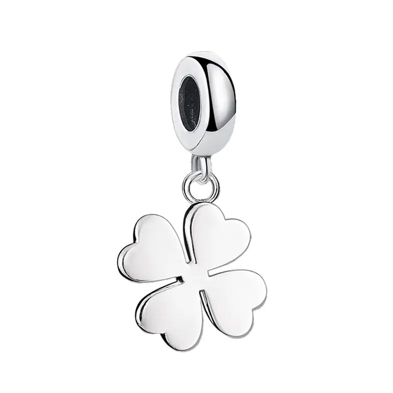 Breloque trèfle argent en porte-bonheur élégant avec finition polie et top cylindrique pour collier argent discrète