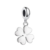 Breloque trèfle argent en porte-bonheur élégant avec finition polie et top cylindrique pour collier argent discrète
