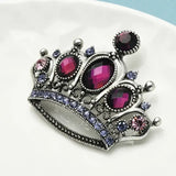 Broche couronne reine en argent ornée de strass scintillants roses et violets facettés pour femme elegante