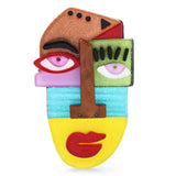 Broche visage design picasso en cuivre pailleté avec sections rouges, vertes, bleues et jaunes vibrantes