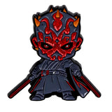 Broches pins star wars chibi darth maul en émail avec visage gris foncé rouge cornes orange armure noire et sabres rouges