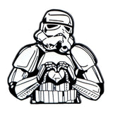 Broches pins star wars stormtrooper noir et blanc formant un cœur avec les mains en émail, broches star wars élégantes