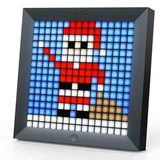 Cadre photo numérique led pixel art moderne affichant un père noël rouge et blanc lumineux sur fond bleu