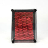 Cadre sculpture art 3d avec puzzle en art pin rouge dans cadre plastique transparent aux coins noirs objet insolite vintage