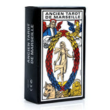 Boîte noire de cartes tarot de marseille avec illustration centrale nue entourée de cordes colorées pour développement personnel