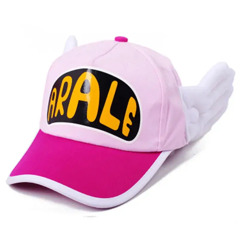 Casquette coton enfant anime dr slump rose et magenta avec ailes blanches cornes et logo jaune arale sur fond noir