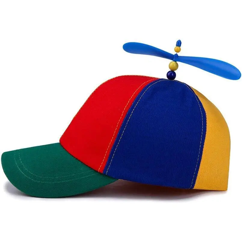 Casquette hélice colorée pour enfants en tissu rouge bleu jaune vert avec une hélice bleue tournante pour un chapeau original