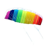 Cerf-volant en forme de parapente avec design aérodynamique et panneaux arc-en-ciel pour activité divertissante en zone ouverte