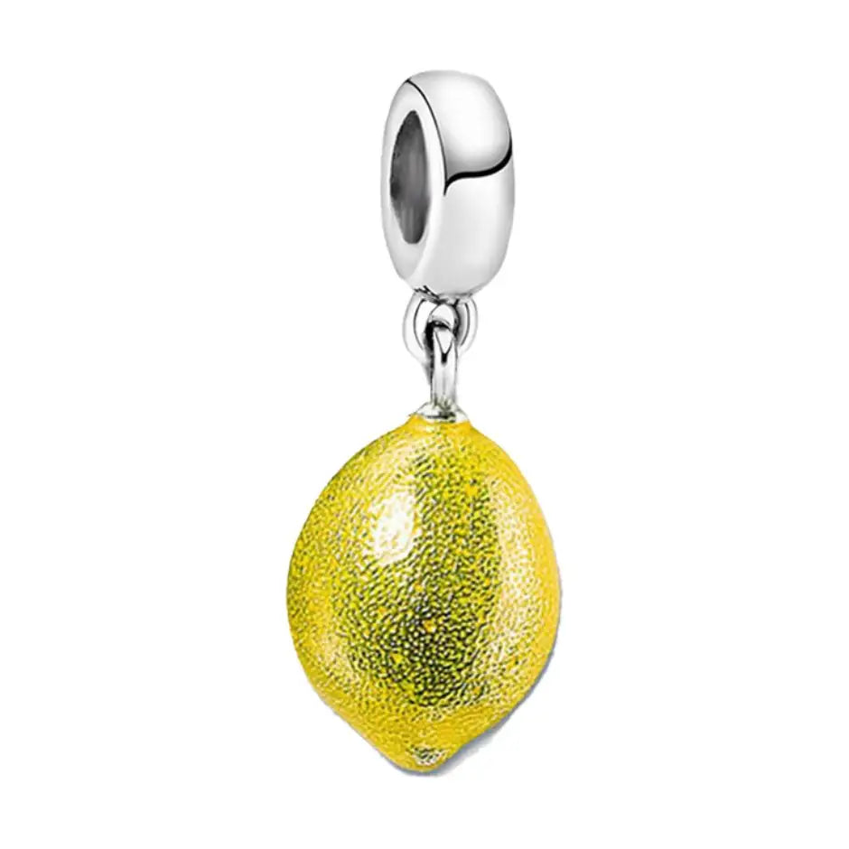 Charm collier citron jaune en argent avec pendentif citron jaune brillant texturé suspendu à une perle argentée