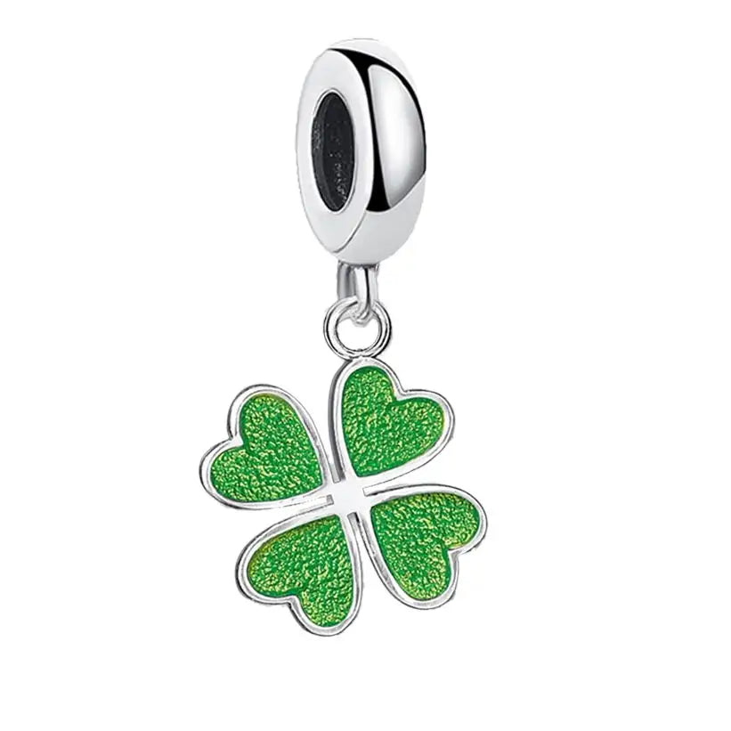 Charm collier en argent quatre feuilles avec coeurs émail verts sur chaque feuille vertes pour collier trèfle