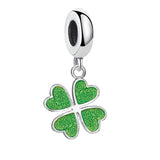 Charm collier en argent quatre feuilles avec coeurs émail verts sur chaque feuille vertes pour collier trèfle