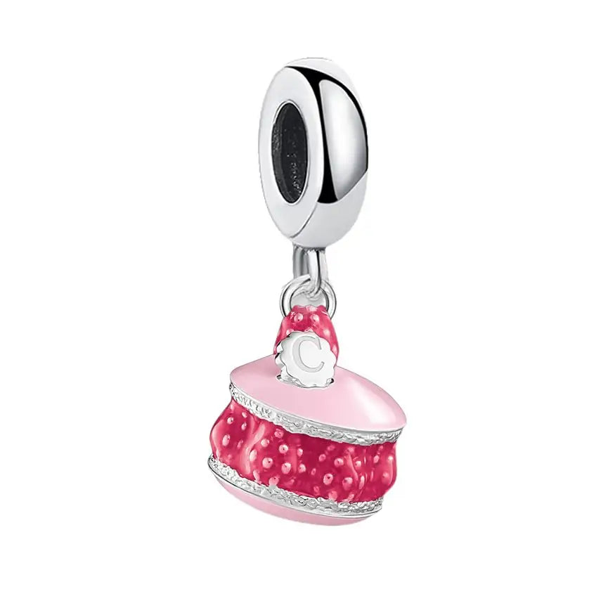 Pendentif macaron fraise en argent macaron rose et rouge avec détail argenté et petit bijou délicat blanc c