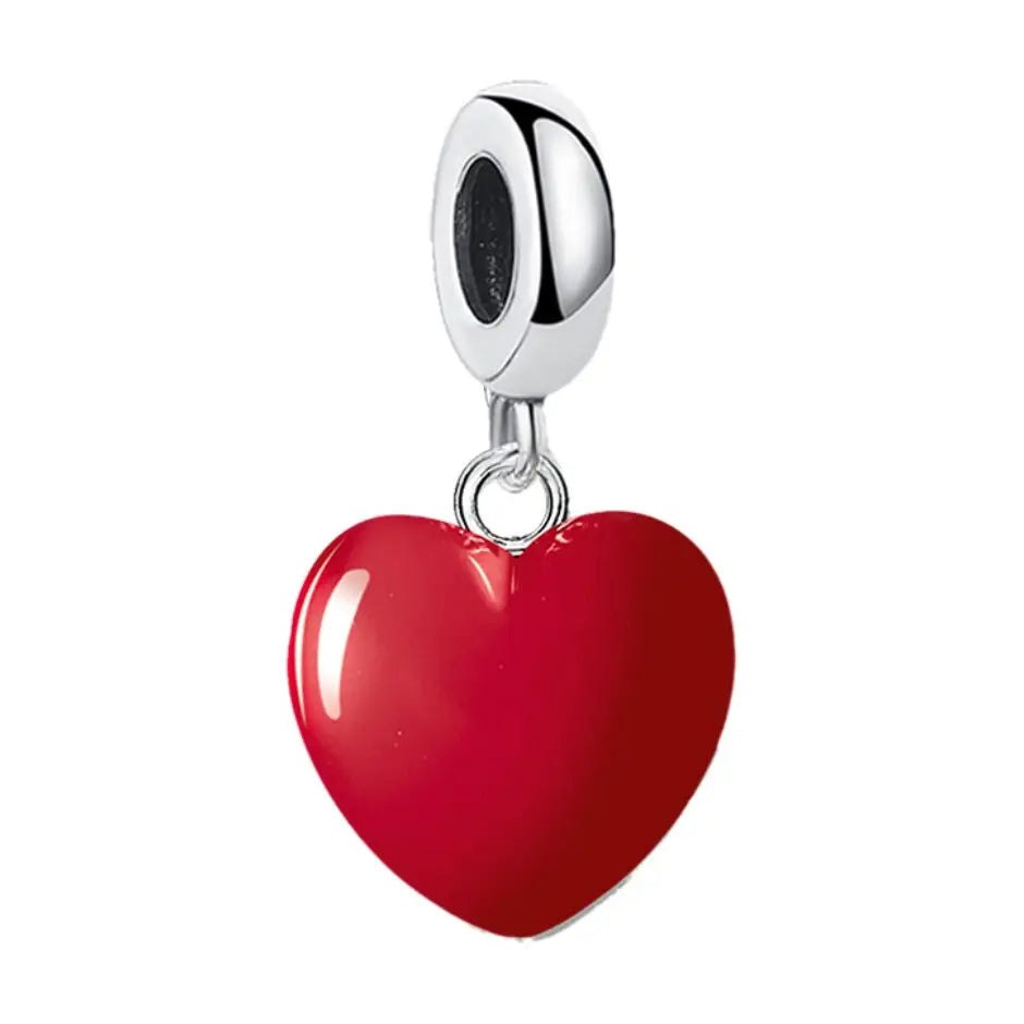 Pendantif cœur rouge en métal argenté avec une breloque brillante symbole d’amour pour bracelet ou collier