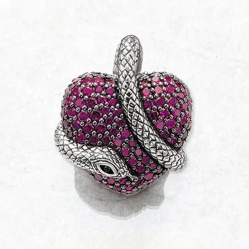 Charm pendentif cœur serpent en argent avec serpent enroulé autour danneau en forme de cœur orné de rubis roses