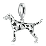 Charm chien argent dalmatien avec taches noires en émail et finition métallique brillante pour bracelet chiens argent