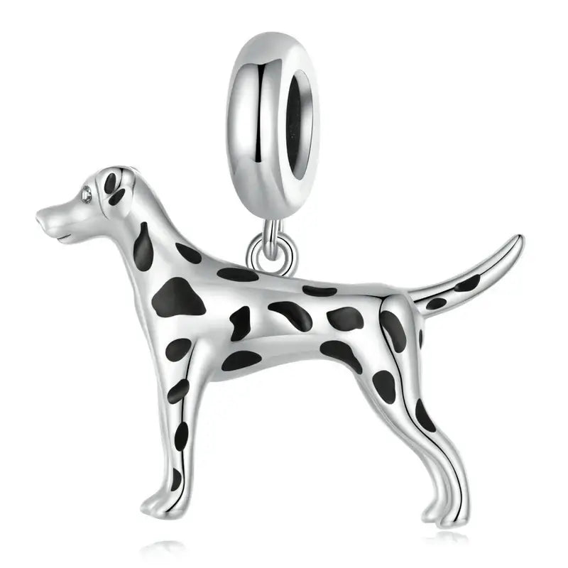 Charm chien argent dalmatien avec taches noires en émail et finition métallique brillante pour bracelet chiens argent