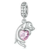 Charm chien argent en forme de chien avec un cœur rose pour une touche d’élégance sur bracelet chiens argent