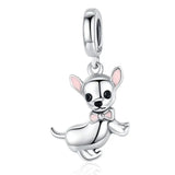 Charm chien argent en argent avec accents émaillés roses sur les oreilles et nœud papillon pour bracelet chiens argent apporte une touche d’élégance