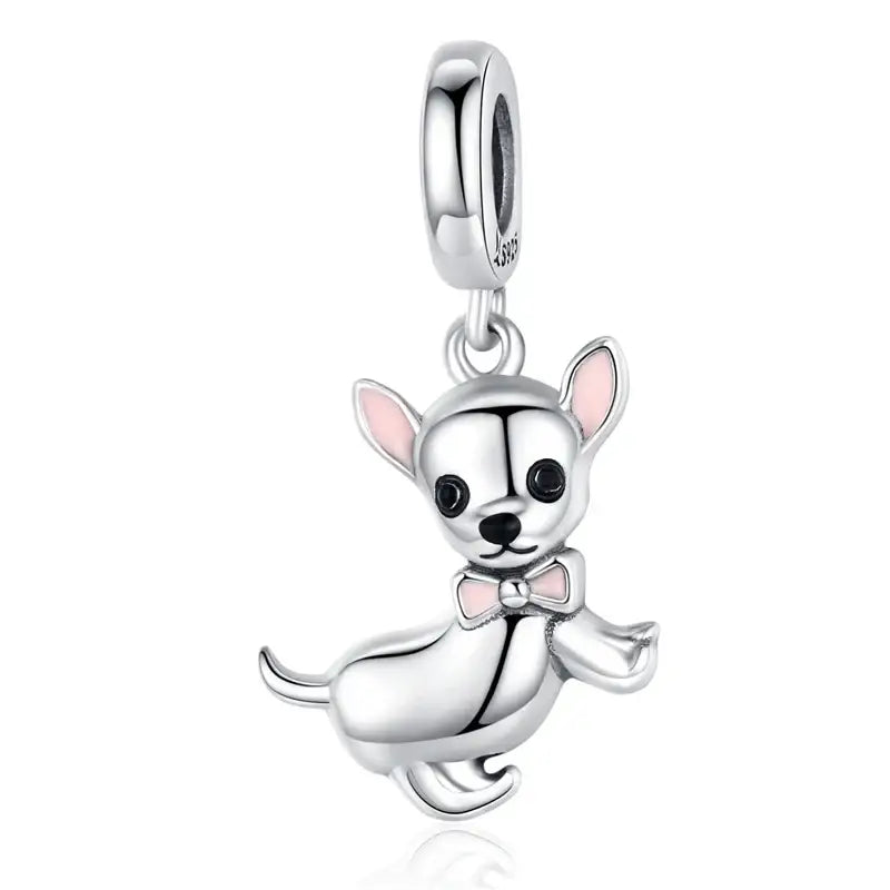 Charm chien argent en argent avec accents émaillés roses sur les oreilles et nœud papillon pour bracelet chiens argent apporte une touche d’élégance