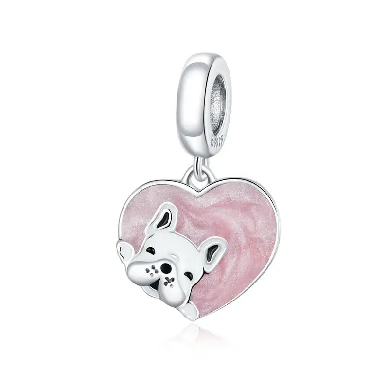 Charm chien argent en forme de bouledogue français suspendu à un pendentif cœur rose pour bracelet chiens argent avec touche d’élégance