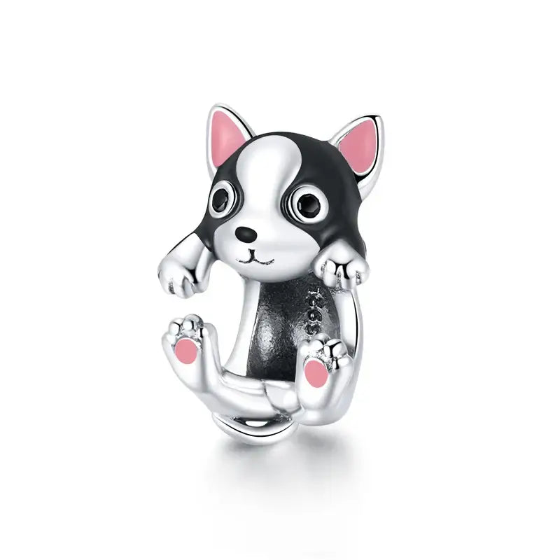 Charm chien argent en argent représentant un chiot noir et blanc avec oreilles roses pour bracelet chiens argent élégants