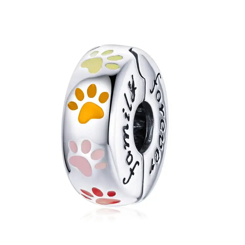 Charm chien argent en argent avec empreintes colorées et inscription family forever pour bracelet chiens argent avec touche d’élégance
