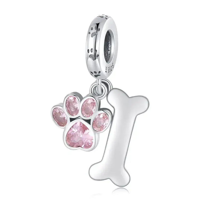 Charm chien argent avec empreinte de patte et os orné de cristaux roses pour bracelet chiens argent et touche d’élégance