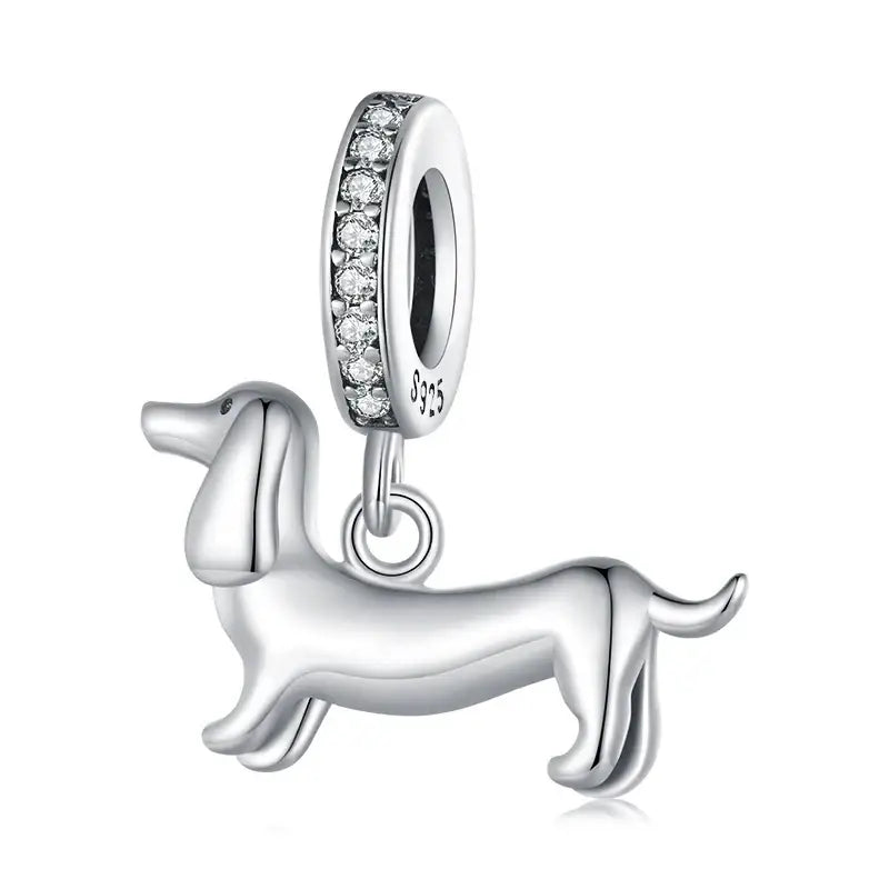 Charm chien argent en forme de teckel avec cristaux intégrés pour bracelet chiens argent et touche d’élégance