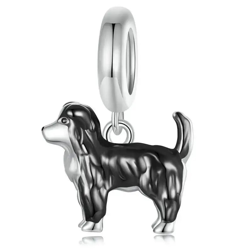 Charm chien argent en argent avec détails en émail noir et finition polie, idéal pour bracelet chiens argent et touche d’élégance