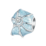 Charms océan avec fleur en émail bleu clair, détail argent et pierre centrale claire pour bracelet océan